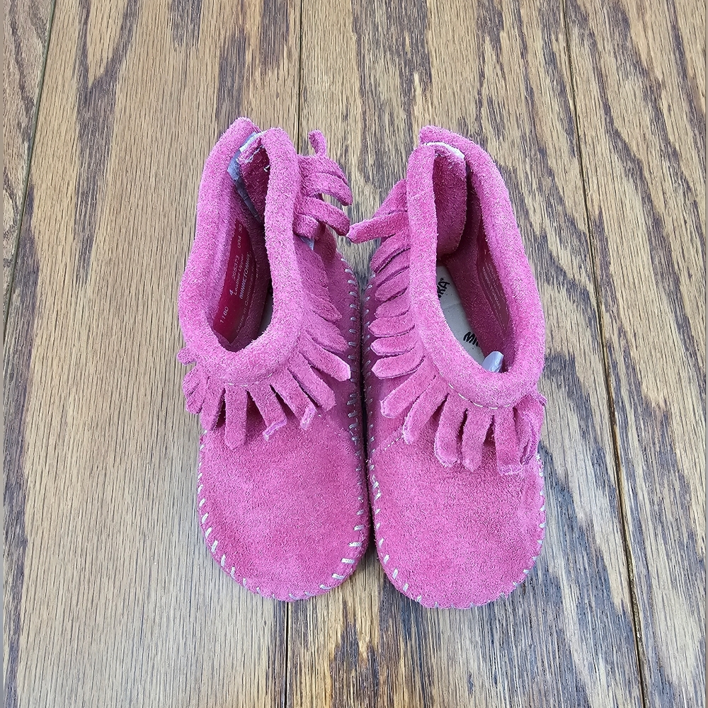 Minnetoka Musk Pink Fringe Infant Moccasins - Picture 5 of 6